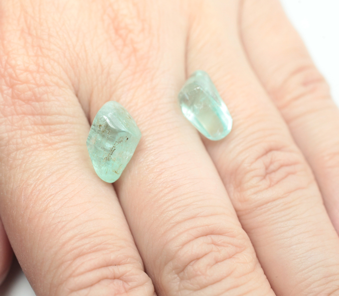 Пара уральских голубовато-зеленых бериллов 12,68 карата