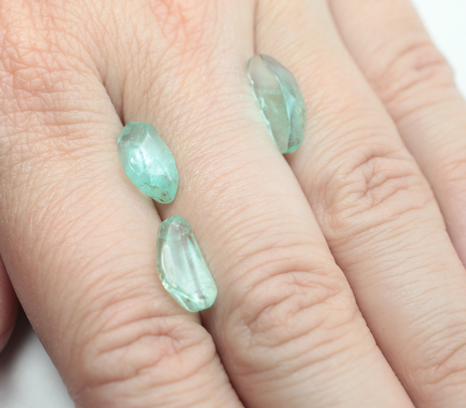 Набор из 3 уральских голубовато-зеленых бериллов 7,03 карата