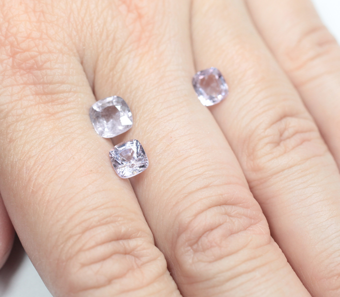 Набор из 3 сиреневых шпинелей со сменой цвета 3,85 карата