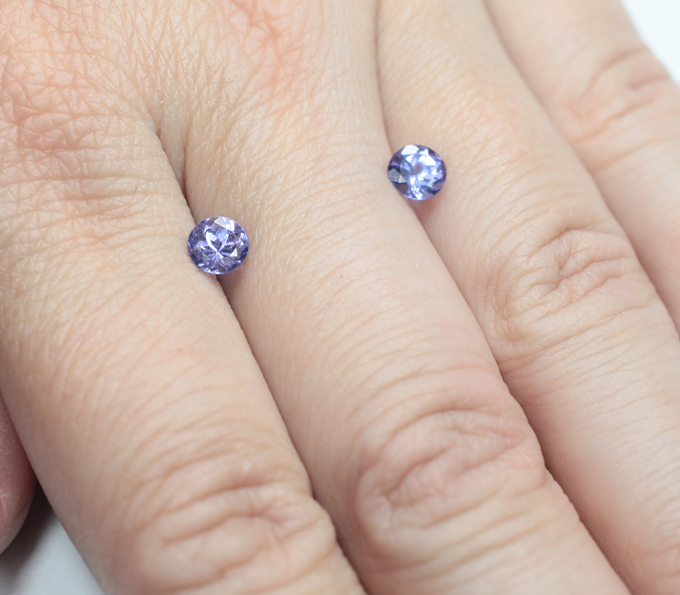 Пара танзанитов высокой чистоты 1,19 карата