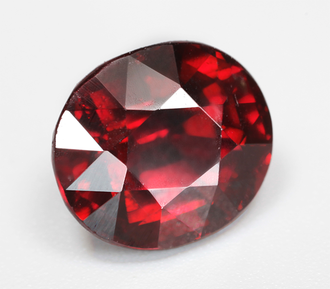 Крупный насыщенный пироп гранат 3,12 карата