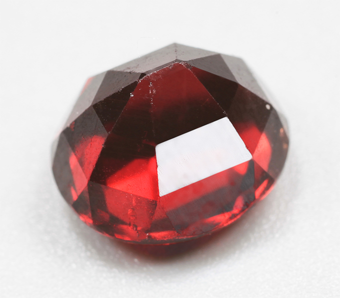 Крупный насыщенный пироп гранат 3,12 карата