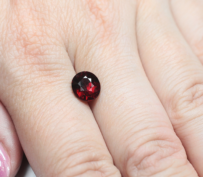 Крупный насыщенный пироп гранат 3,12 карата
