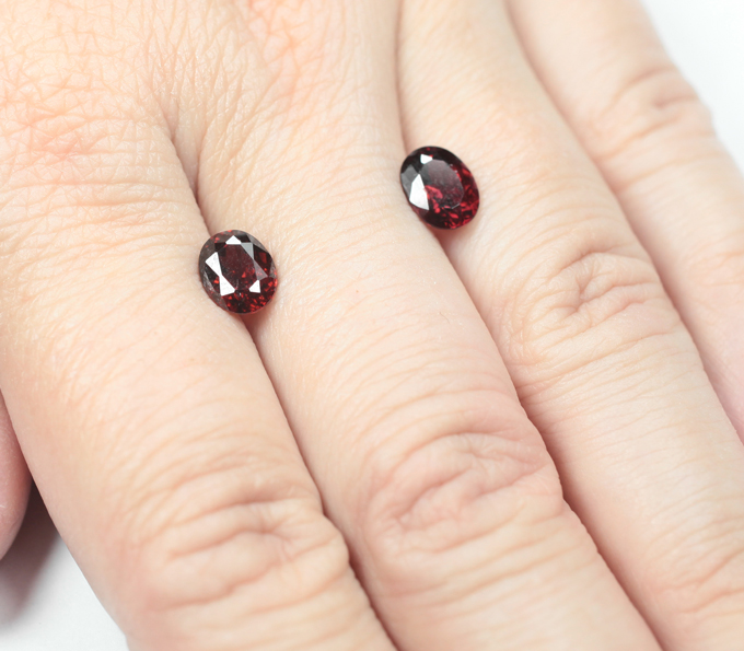 Пара красных шпинелей 3,7 карата