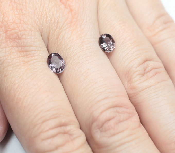 Пара гранатов со сменой цвета 2,28 карата