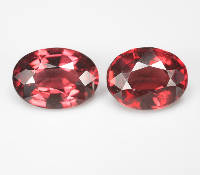 Крупная пара родолитов гранатов 6,51 карата