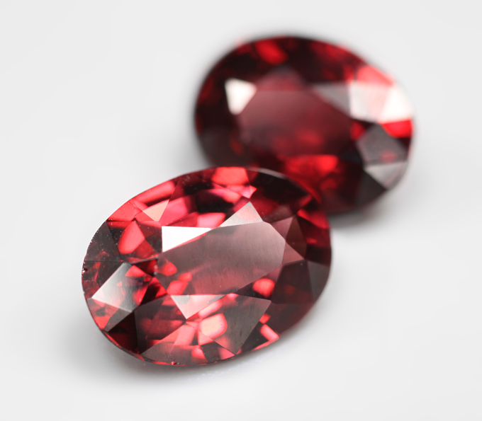 Крупная пара родолитов гранатов 6,51 карата