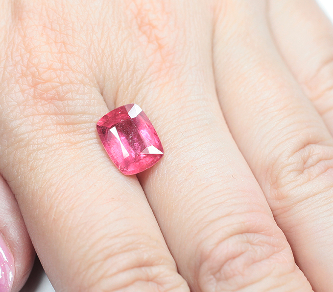 Яркий "неоновый" рубеллит турмалин 4,11 карата