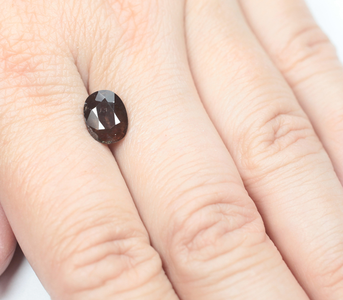 Насыщенный крупный гранат со сменой цвета 3,02 карата