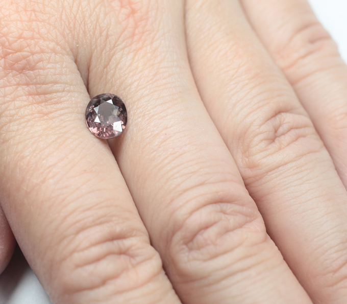 Розовато-оранжевый гранат со сменой цвета 2,13 карата