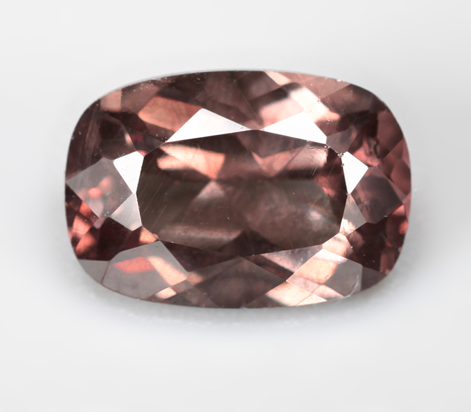 Розовато-оранжевый гранат со сменой цвета 1,48 карата