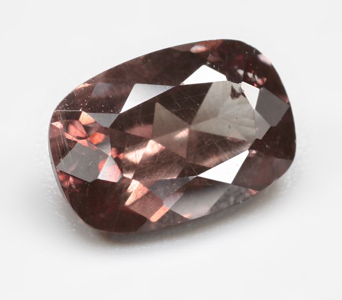 Розовато-оранжевый гранат со сменой цвета 1,48 карата