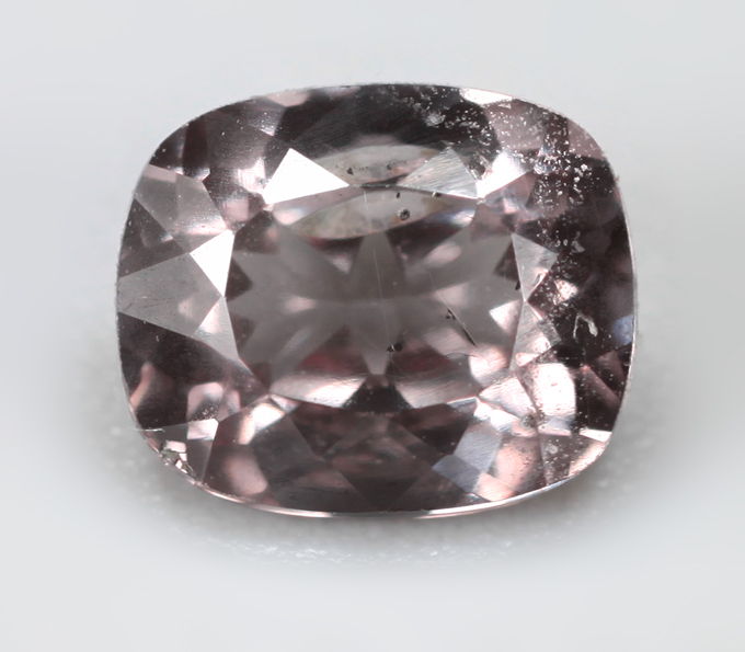 Розовато-пурпурный гранат со сменой цвета 0,64 карата