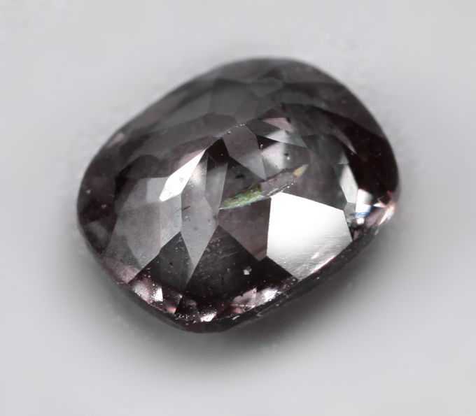 Розовато-пурпурный гранат со сменой цвета 0,64 карата