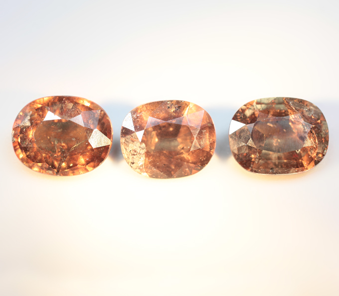 Крупный набор из 3 зеленых гранатов со сменой цвета 6,21 карата