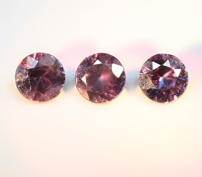 Редкий набор из 3 фиолетовых гранатов со сменой цвета 0,65 карата