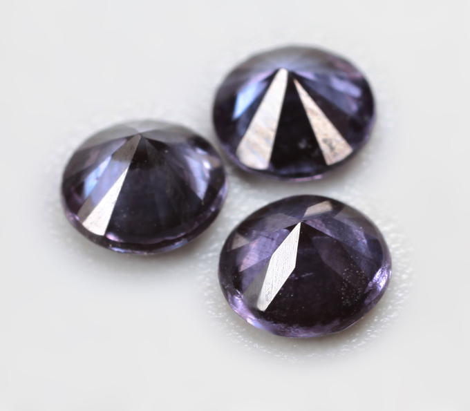 Редкий набор из 3 фиолетовых гранатов со сменой цвета 0,65 карата