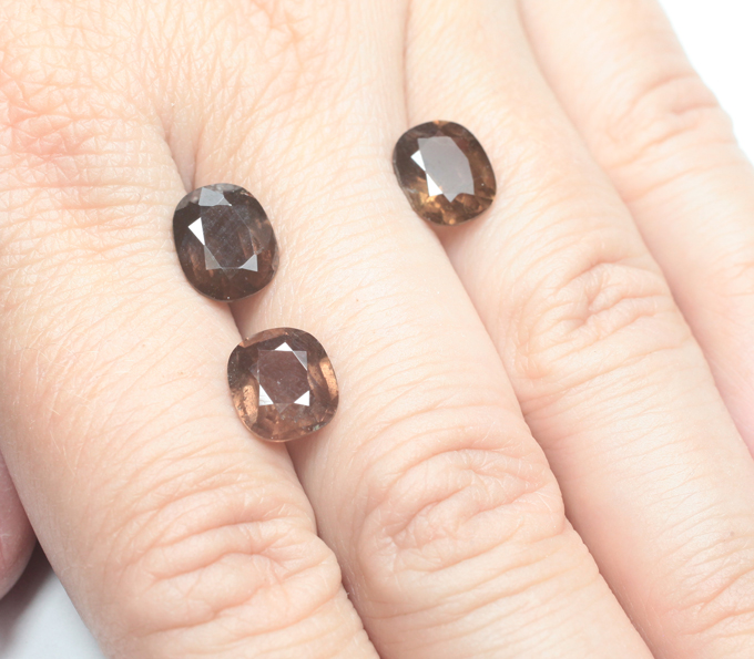 Крупный набор из 3 гранатов со сменой цвета 8,38 карата