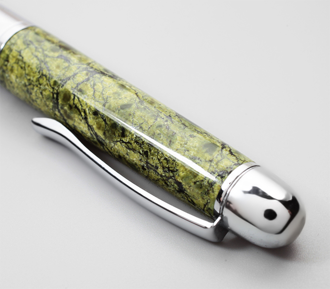 Шариковая ручка со серпентинитом