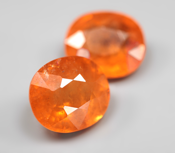 Крупная пара спессартинов гранатов цвета «фанта» 6,08 карата