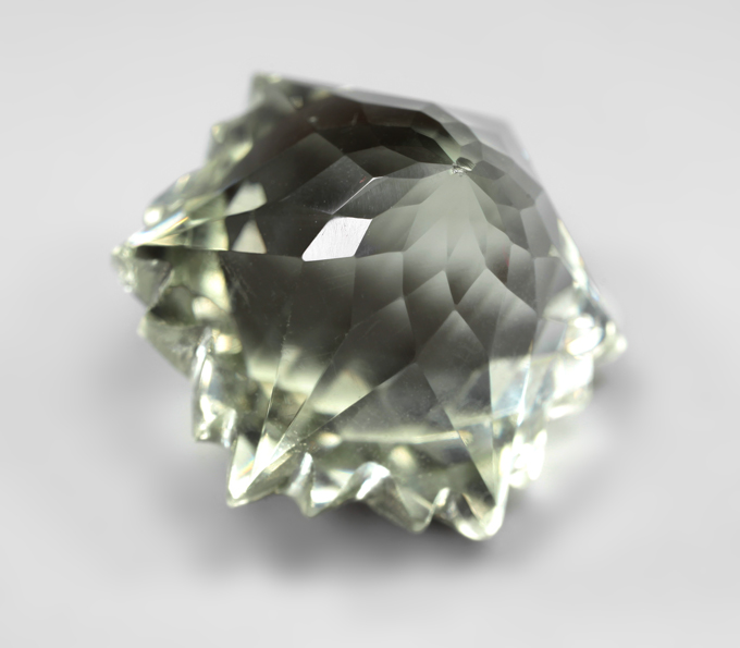 Удивительный зеленый аметист авторской огранки 19,79 карата