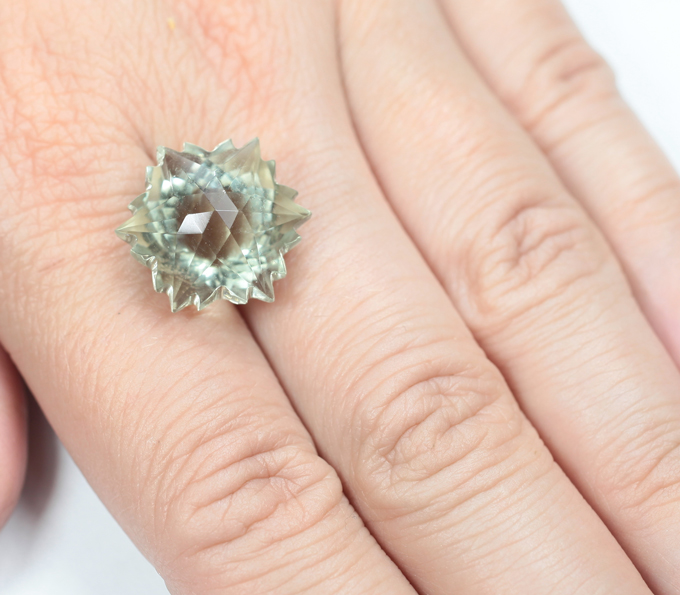 Удивительный зеленый аметист авторской огранки 19,79 карата