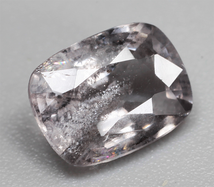 Платиновая шпинель со сменой цвета 0,95 карата