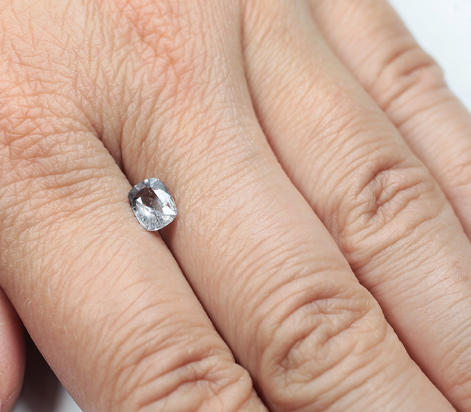 Платиновая шпинель со сменой цвета 0,95 карата