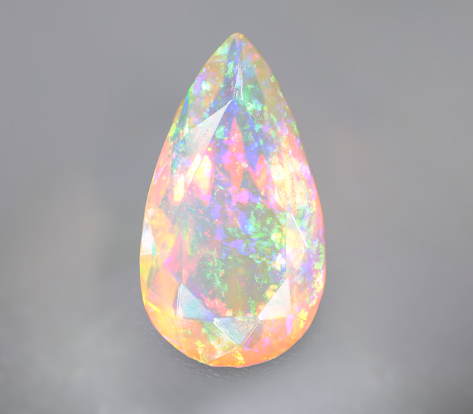 Ограненный эфиопский опал 2 карата