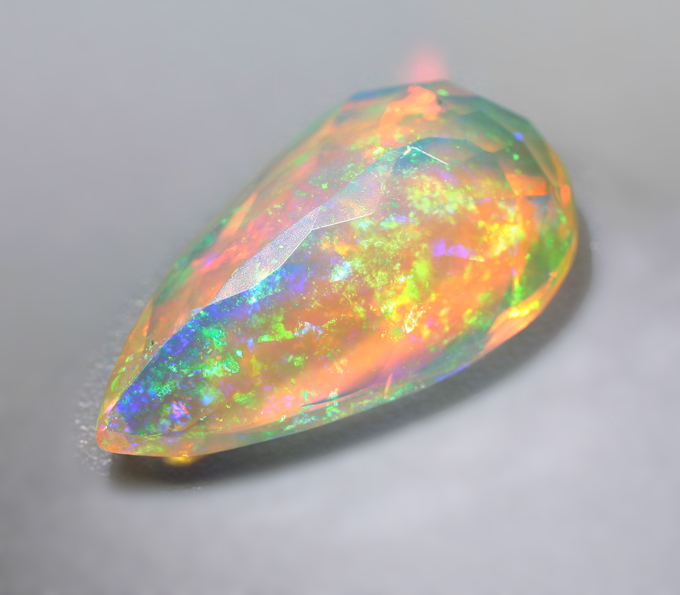 Ограненный эфиопский опал 2 карата