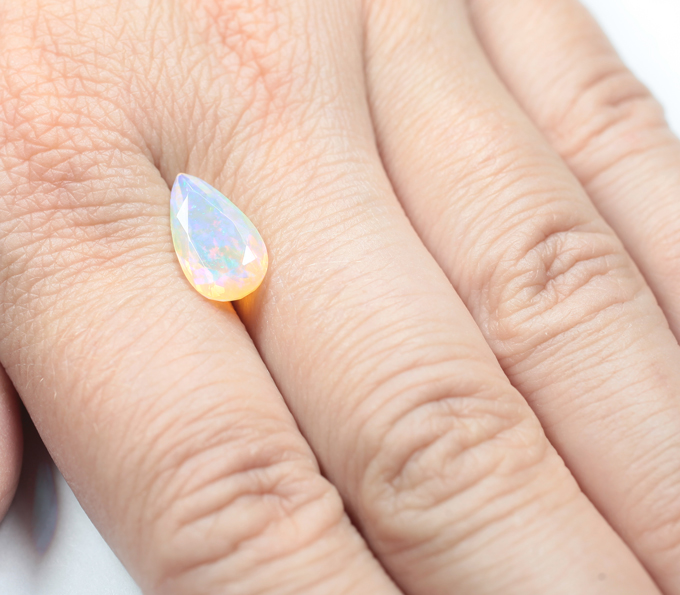 Ограненный эфиопский опал 2 карата