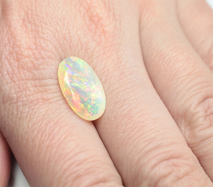Ограненный кристаллический опал 3,67 карата