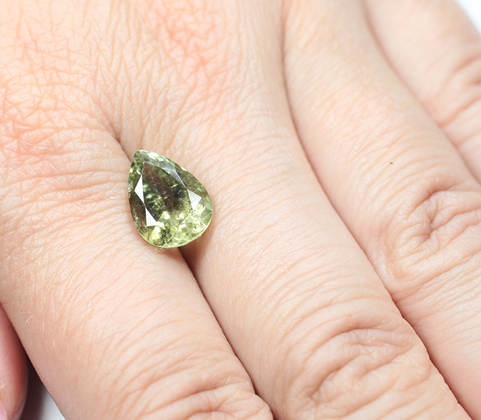 Желтовато-зеленый турмалин 4,51 карата