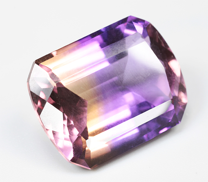 Чистейший крупный аметрин 20,1 карата